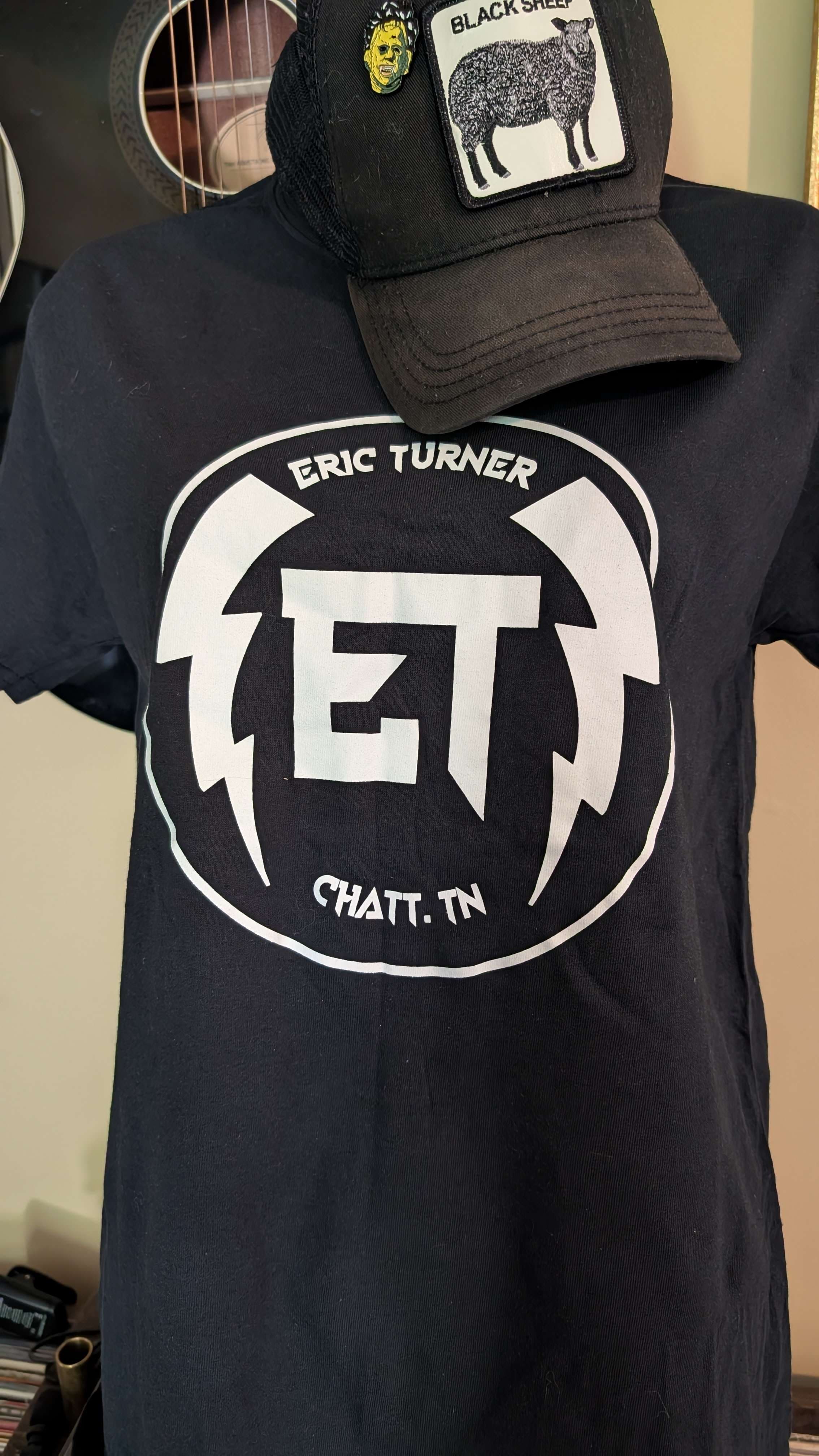 a black t - shirt with the word et on it